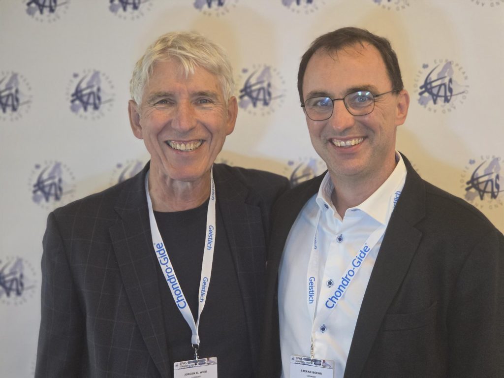 Dr. Jürgen K. Wied und Dr. Stefan Böhr vor der Kongresswand des EFAS-Kongresses 2026 in Augsburg