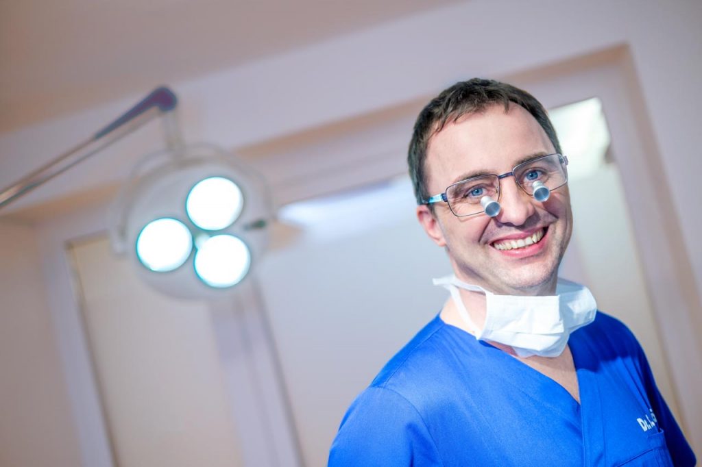 Dr. Stefan Böhr mit OP-Brille