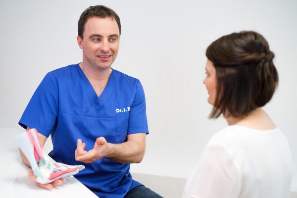 Dr. Böhr im Gespräch mit einer Patientin